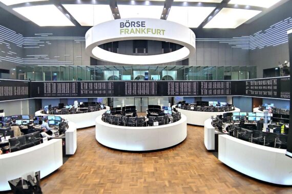 Frankfurter Börse: DAX steigt, Anleger setzen auf KI- und Chipaktien, Euro steigt leicht, Ölpreis moderat.