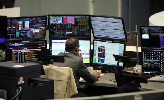 Frankfurter Börse: DAX-Index kaum verändert, Finanzmärkte in Frankfurt, Börsentafel und Anlegerstimmung.