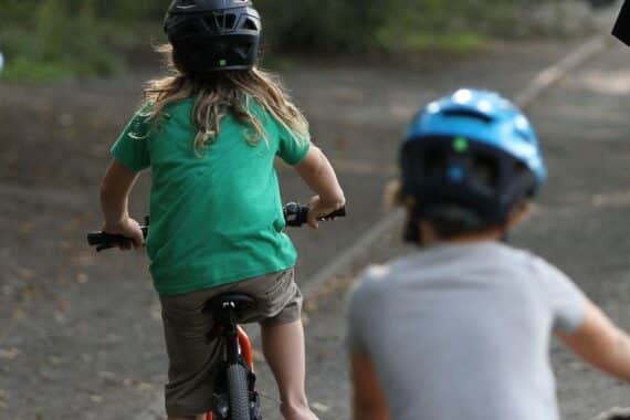 Kinder bei Verkehr: junge Radfahrer auf Fahrrädern (Archiv), Thema Verletzungen und Unfälle im Straßenverkehr.