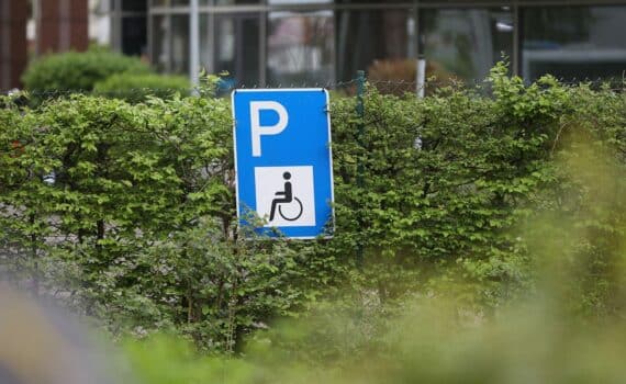 Behinderten-Parkplatz (Archiv), Symbol für Inklusion und Teilhabe im Kontext der Kinder- und Jugendhilfe-Reform.