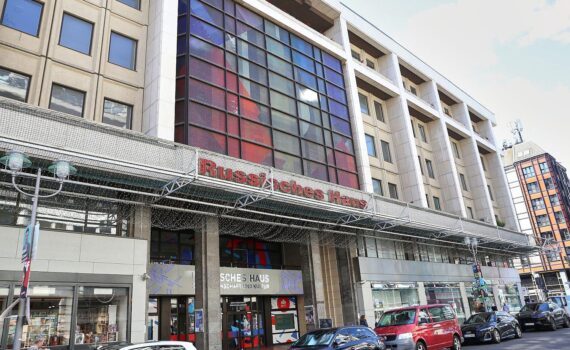 Russisches Haus in Berlin; daneben Gebäude des Bundesdigitalministeriums, Sicherheitsmaßnahmen und Kritik.