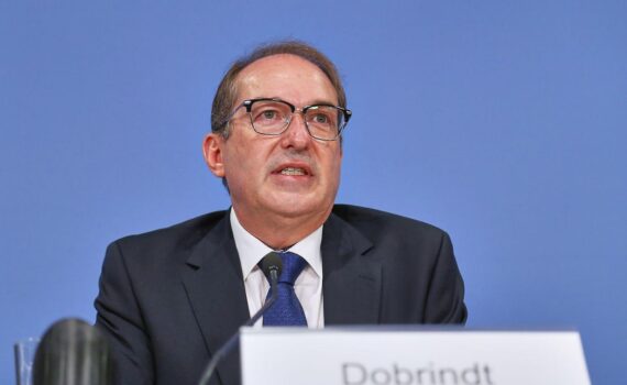 Alexander Dobrindt vor Berliner Hintergrund: Bundesregierung verstärkt Drohnenabwehr nach Semtex-Anschlag am Flughafen Leipzig/Halle.