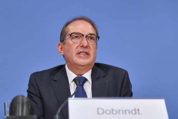 Alexander Dobrindt vor Berliner Hintergrund: Bundesregierung verstärkt Drohnenabwehr nach Semtex-Anschlag am Flughafen Leipzig/Halle.