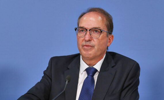 Alexander Dobrindt (Archiv), Politikerfoto vor Hintergrund zum EU-Migrationsschutz und Ceuta-Krise.