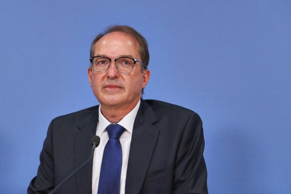 Alexander Dobrindt (Archiv) am Flughafen, Drohnenbedrohung und Hinweis auf Drohnensicherheitstest.