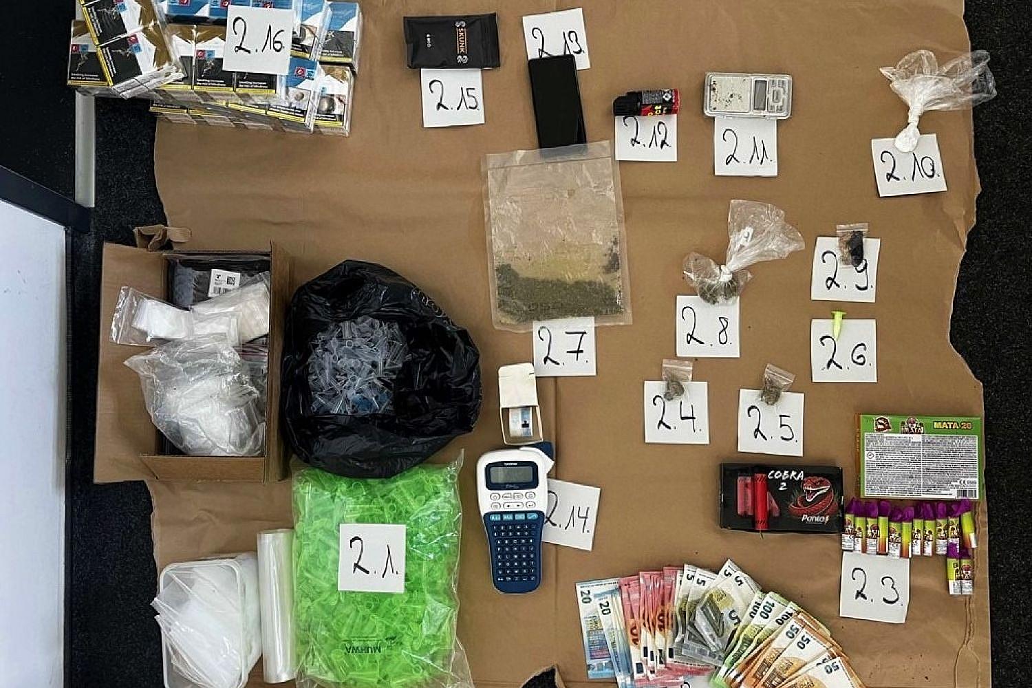 Beschlagnahmte Drogen, Cannabis und Bargeld; Polizei Mönchengladbach bei Festnahmeverdacht (Archivfoto).