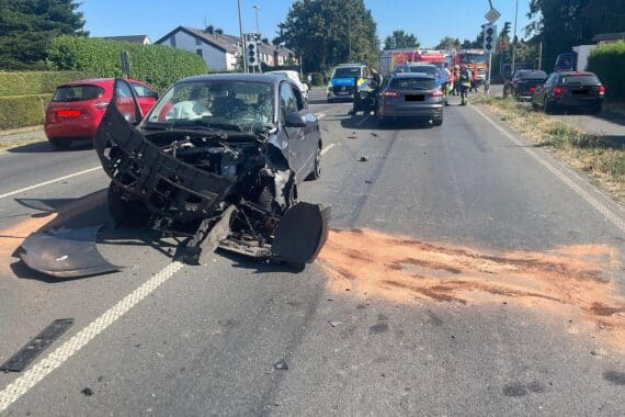 Unfallstelle an der Weseler Straße in Dinslaken, mehrere kollidierte Fahrzeuge, Feuerwehr und Rettungswagen.