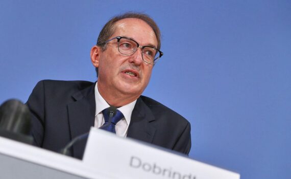 Alexander Dobrindt spricht vor Ort am Flughafen Leipzig/Halle; Hintergrund: Drohnen-/Sicherheitslage.