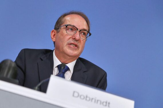 Alexander Dobrindt spricht vor Ort am Flughafen Leipzig/Halle; Hintergrund: Drohnen-/Sicherheitslage.