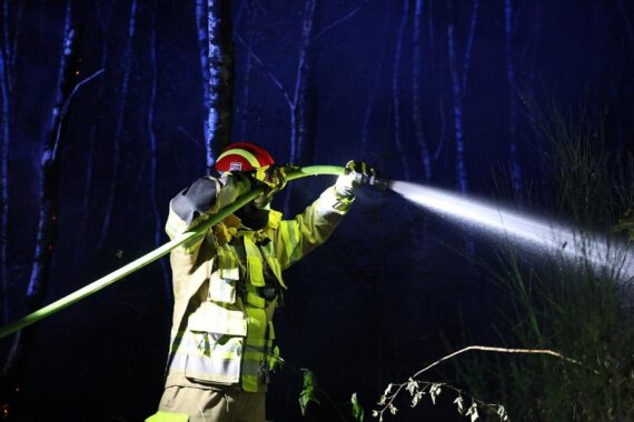 Feuerwehrkräfte im Waldbrandeinsatz in Düren; Löschfahrzeuge auf dem Weg in den Kreis Düren.
