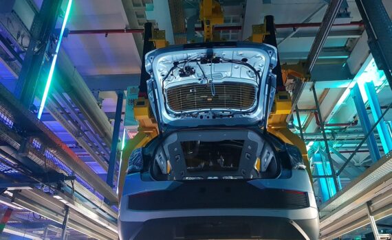 Elektroauto-Fahrzeuge in einer Autoproduktion (Archiv), E-Auto-Markt: private Zulassungen steigen 2026.