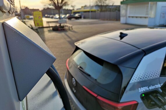 E-Auto-Ladestation im Archiv, Symbol für die neue Bundesregierung- Förderung und Anträge von Fahrzeughaltern.