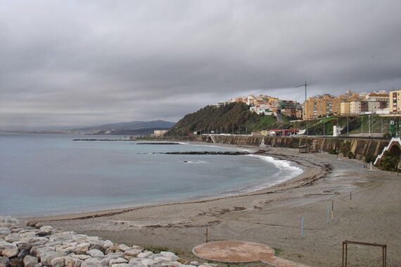 Ceuta: überfülltes Aufnahmelager CETI, tausende Migranten, angespannte Lage an der EU-Grenze.