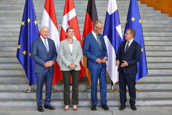 Empfang gleichgesinnter Regierungschefs in Berlin zur Beratung über den EU-Finanzrahmen.