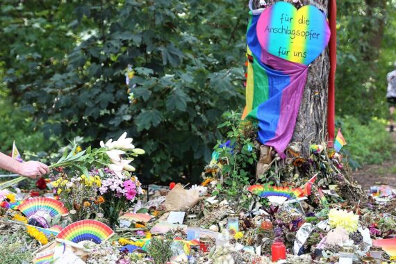 Trauernde Menschen und Kerzen vor Ort nach dem CSD-Terroranschlag in Berlin am 02.08.2026.