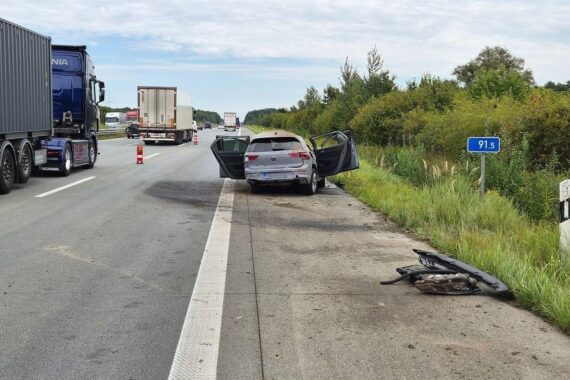 Pkw-Überschlag auf der A1 bei Ottersberg (Archiv), Polizeiabsperrung und Unfallwagen auf dem Seitenstreifen.