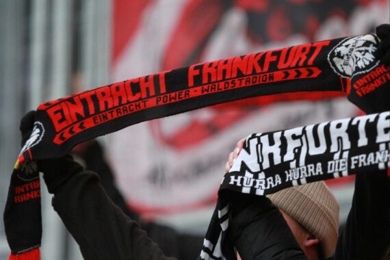 Fußballspieler Raphael Onyedika im Eintracht-Frankfurt-Trikot; Fans von Eintracht Frankfurt, Transferankündigung.