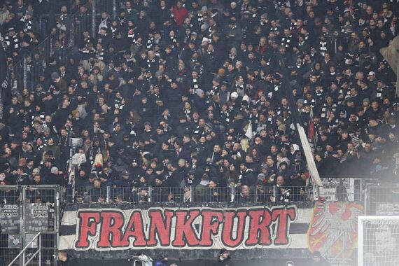 Fans von Eintracht Frankfurt (Archiv) – Fußball, Eintracht-Kulisse, Bezug zum neuen Verteidiger Lilian Brassier.