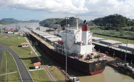 Frachtschiff im Panama-Kanal bei Dürre: eingeschränkte Durchfahrten wegen El Niño.