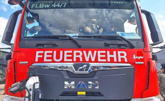 Archivfoto: Feuerwehr mit Blaulicht, Waldbrand-Einsatz in Nordrhein-Westfalen (Eifel/Hürtgenwald).