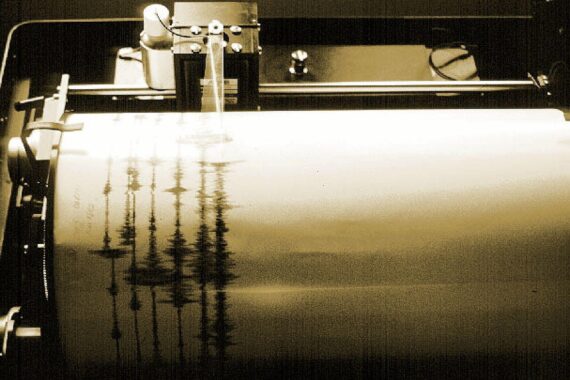 Seismograph beim Aufzeichnen eines Erdbebens (Archivfoto), Kolumbien: Erdbeben mittlerer Stärke.