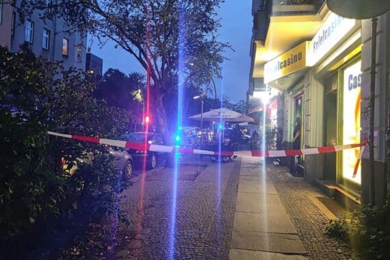 Polizei sperrt den Tatort im Graefekiez; weiß-rotes Flatterband, Einsatzfahrzeuge, Schüsse am 07.08.2026.
