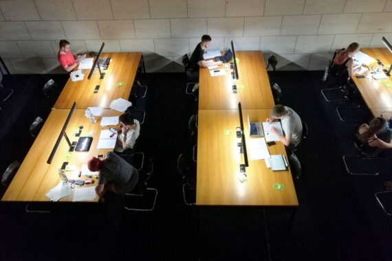 Studenten in einer Bibliothek, BAföG-Förderung für Studierende 2025: sinkende Empfängerzahl und Reform.