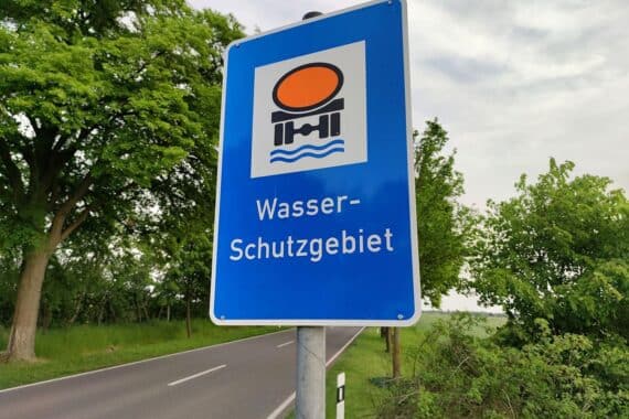 Wasserschutzgebiet-Archivfoto: Wassergefährdende Stoffe traten 2025 bei Unfällen aus, belasteten Gewässer und Umwelt.