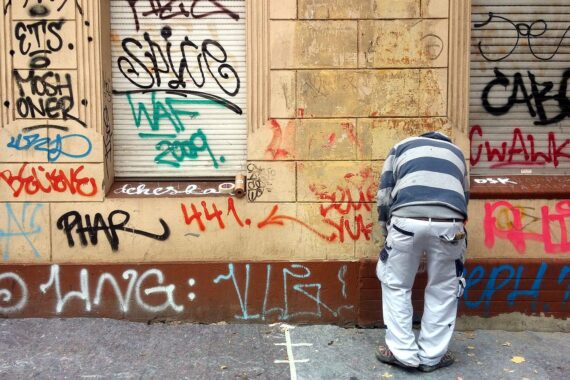 Graffiti-Wand im Archiv, symbolisch für zurückgehende Ausbildungsneuverträge 2025 in Deutschland.