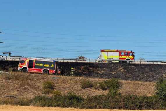 Feuerwehr im Einsatz: Vegetationsbrand an der A3 bei Eddersheim, Rauch und Löscharbeiten an einer Autobahnböschung.