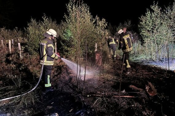 Feuerwehr löscht Waldbrand: Unterholz brennt an der Wülscheider Straße bei Bad Honnef-Wülscheid.