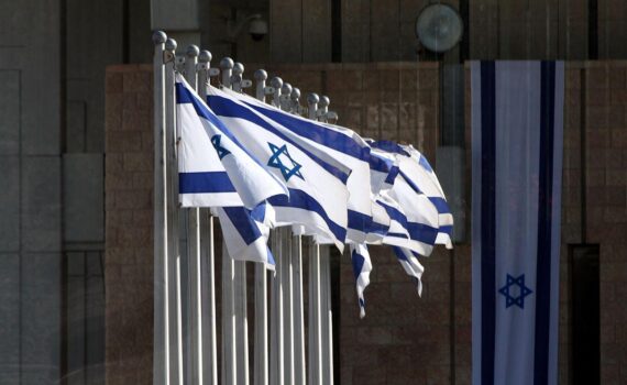 Israelische Fahnen in Jerusalem (Archiv), politische Kritik europäischer Regierungschefs an Siedlungsbauplänen.