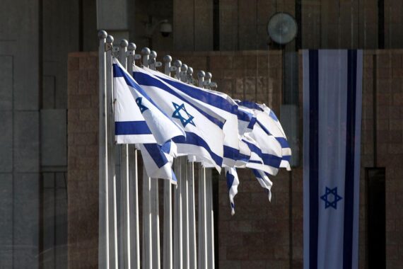 Israelische Fahnen in Jerusalem (Archiv), politische Kritik europäischer Regierungschefs an Siedlungsbauplänen.