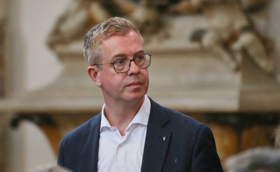 Stefan Evers (Archiv) vor Berliner Kulisse: CDU-Forderung zum Schutz sexueller Identität im Grundgesetz.