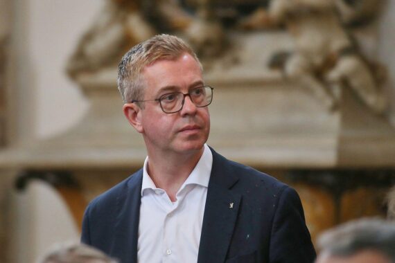 Stefan Evers (Archiv) vor Berliner Kulisse: CDU-Forderung zum Schutz sexueller Identität im Grundgesetz.