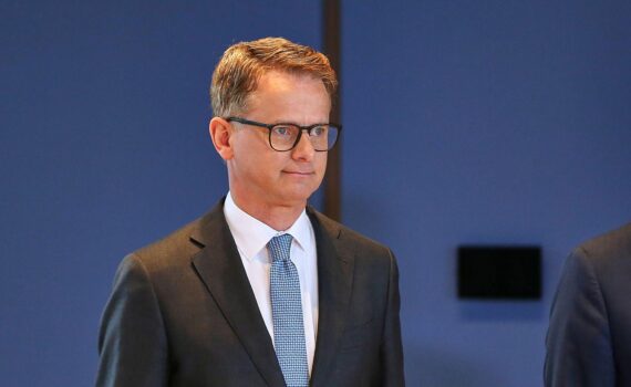 Carsten Linnemann steht (Archivfoto); Thema: Kritik an Zwangsfusionen kleiner Krankenkassen.