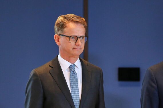 Carsten Linnemann steht (Archivfoto); Thema: Kritik an Zwangsfusionen kleiner Krankenkassen.