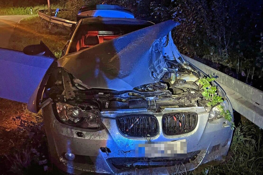Fahrer kracht in Leitplanke und flüchtet in Hückeswagen