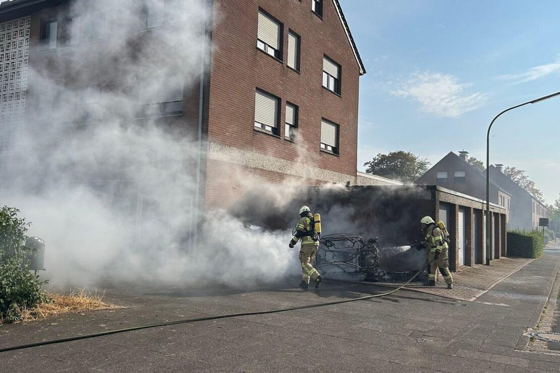 Fahrzeugbrand in Goch gefährdet Mehrfamilienhaus