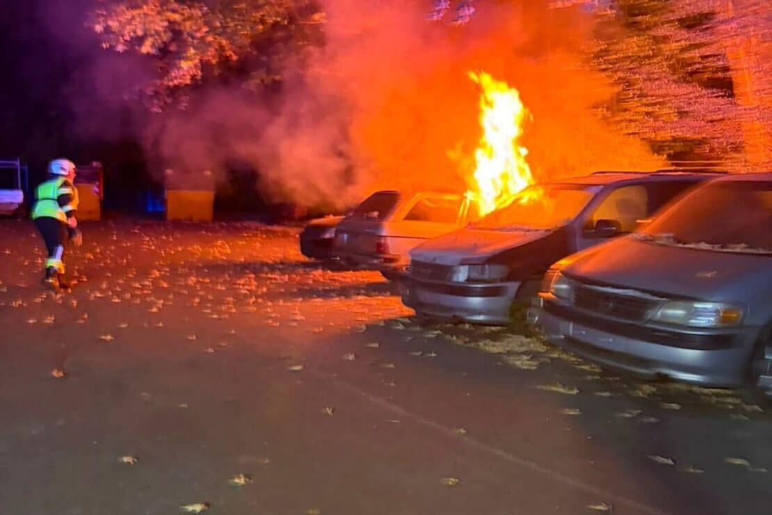 Fahrzeugbrand in Sprockhövel greift auf Waldfläche über