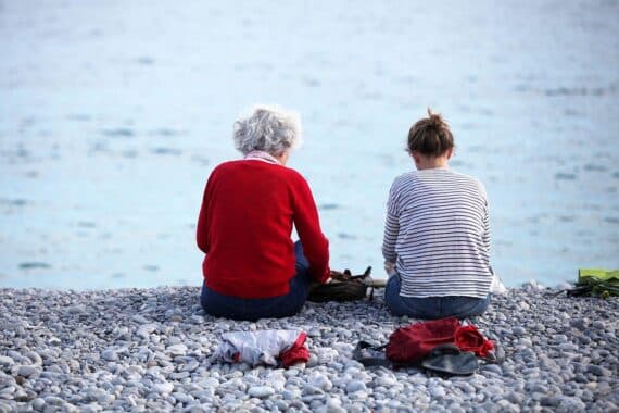 Zwei Frauen am Strand: Erbschaft- und Schenkungsteuer 2025 steigt auf Rekordniveau.