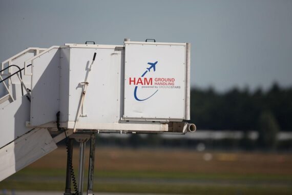 Flugzeugtreppe am Hamburger Flughafen: festgenommene Reisende bei der Einreisekontrolle nach Ankunft.