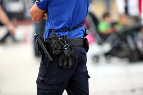 Schweizer Polizist (Archiv) und Polizeiaktion nach tödlichen Schüssen bei Techno-Party in Aarau.