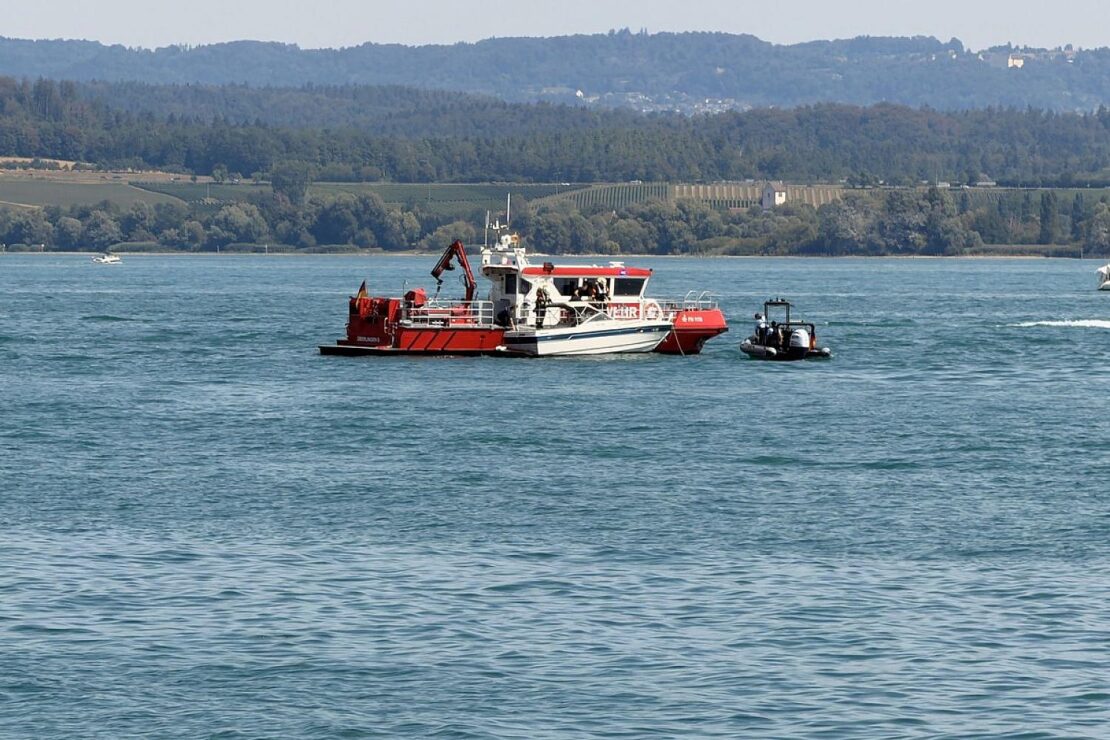 Feuerwehr Konstanz bei Bootsbrand auf dem Bodensee im Einsatz
