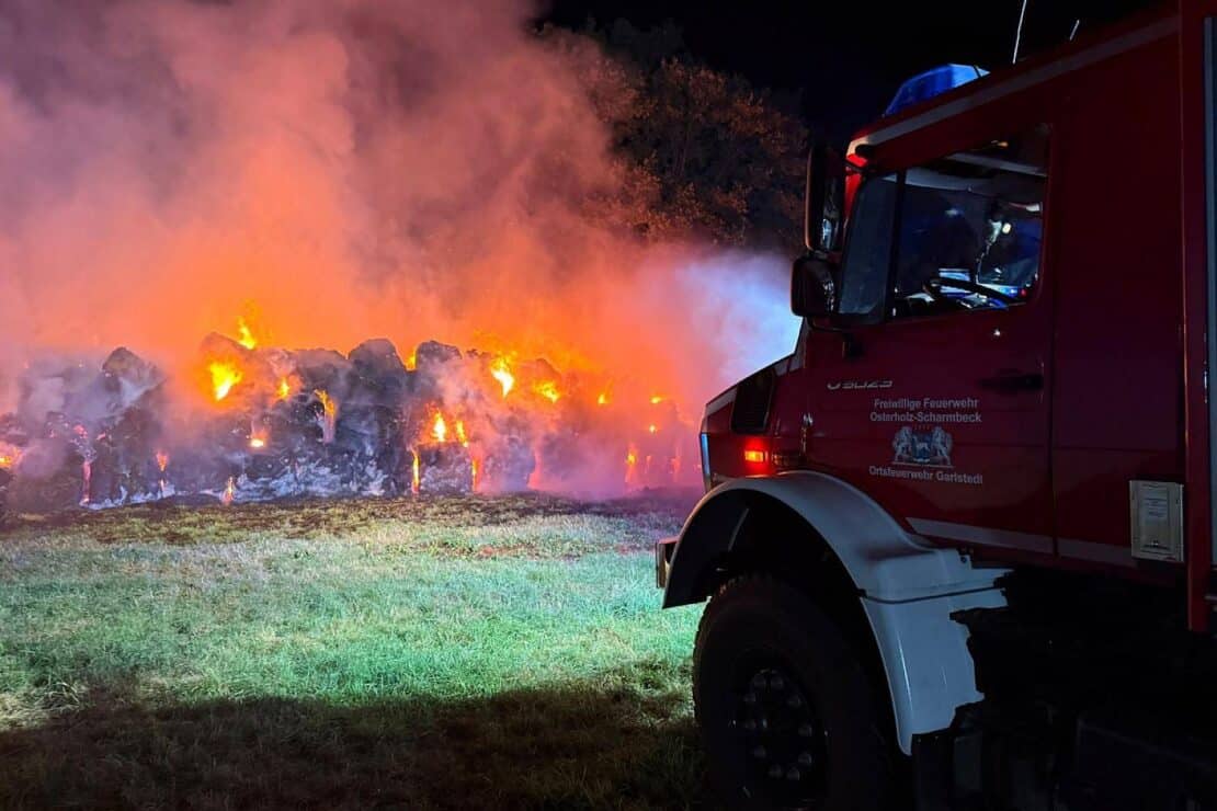 Feuerwehr Osterholz-Scharmbeck bekämpft Brand von 500 Heuballen