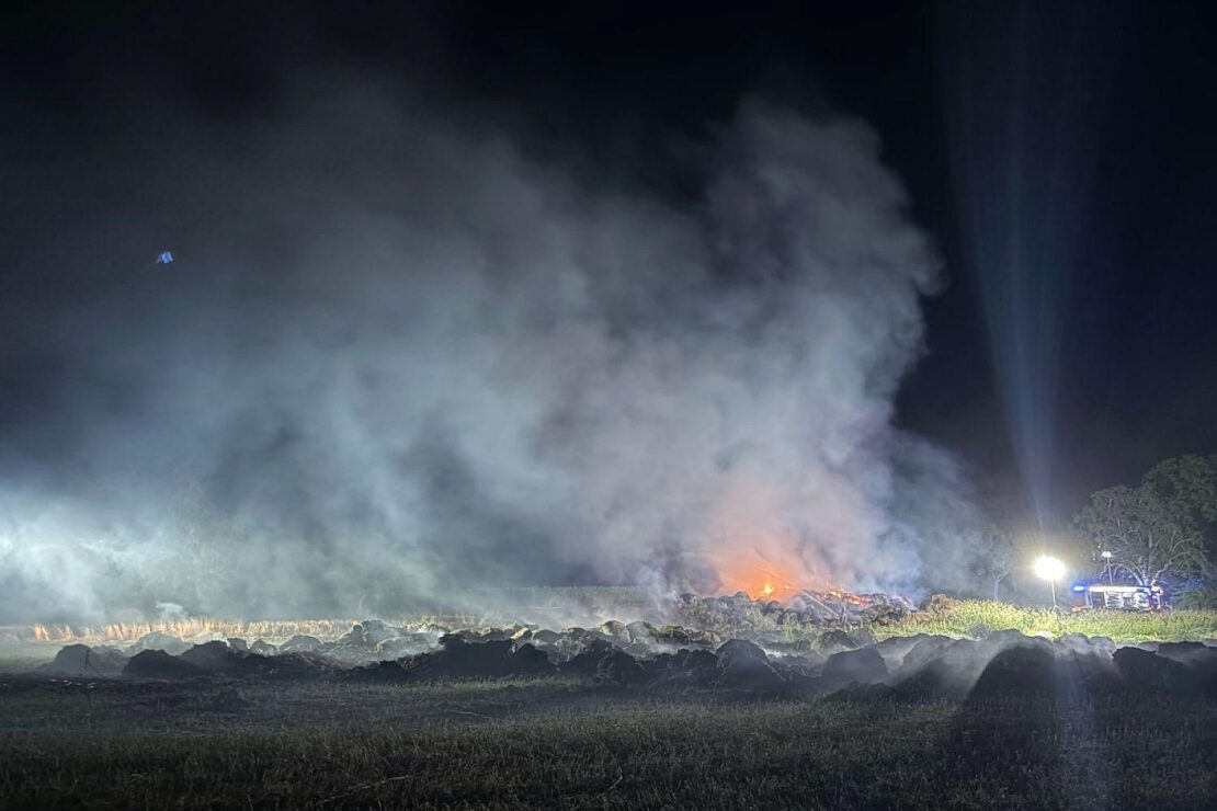Feuerwehr Reichenau kämpft über 24 Stunden gegen Riedballen-Brand