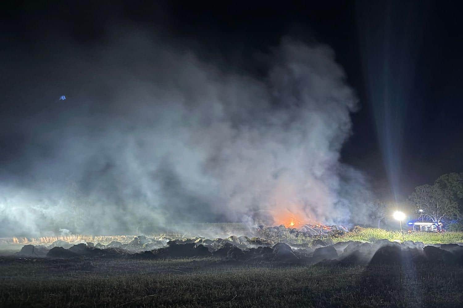 Feuerwehr Reichenau kämpft über 24 Stunden gegen Riedballen-Brand