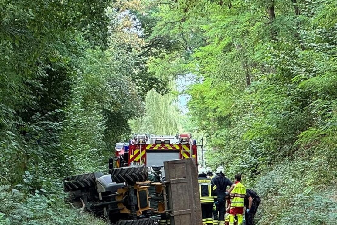 Feuerwehr befreit Person unter Radlader in Sprockhövel