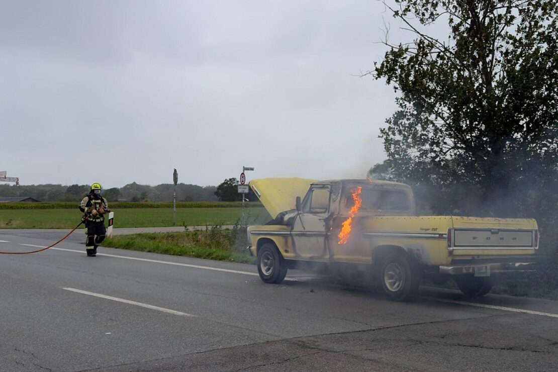 Feuerwehr löscht brennenden Pick-up in Hünxe