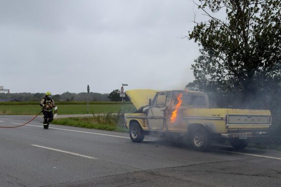 Feuerwehr im Einsatz: brennender Motorraum eines Pick-ups in Hünxe, gelöscht und Wärmebildkontrolle.
